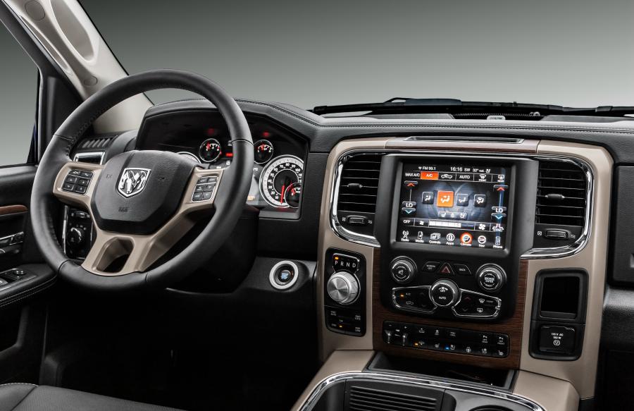 Интерьер Dodge Ram 1500 Laramie Crew Cab 2016 года  (LA) (фото 7 из 8)